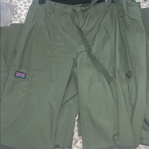 Xsmall/small olive green scrubs. Gently used - Picture 13 of 13